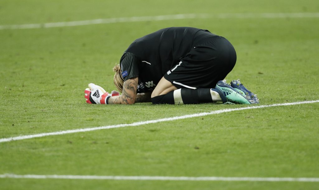 Loris Karijus odbranio penal, pa se povredio (FOTO)