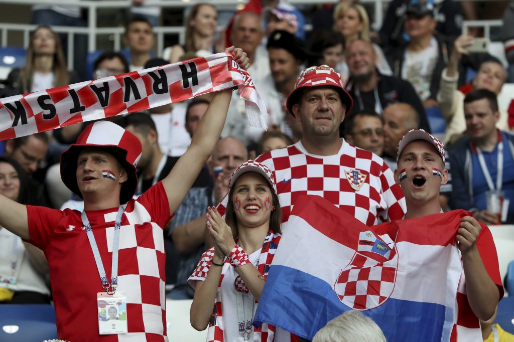 Skandalozno navijanje Hrvata u Osijeku: Boj se bije, ustaški se barjak vije!
