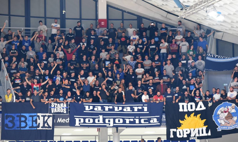 MORAČA DUPKE PUNA Prvo emotivne scene, Obradović zagrlio najstarijeg navijača Budućnosti, a onda zvižduci košarkašima Partizana i koreografija „Varvara“ (FOTO)