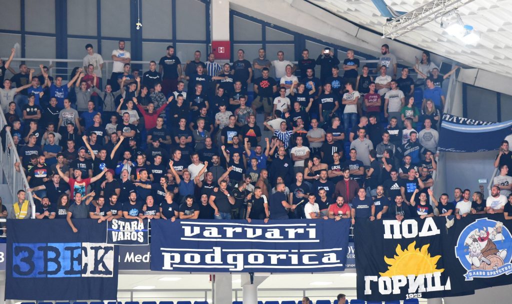MORAČA DUPKE PUNA Prvo emotivne scene, Obradović zagrlio najstarijeg navijača Budućnosti, a onda zvižduci košarkašima Partizana i koreografija „Varvara“ (FOTO)