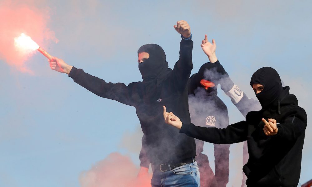 HAOS UOČI DERBIJA „Grobari i „Delije“ se potukli u gradskom prevozu!