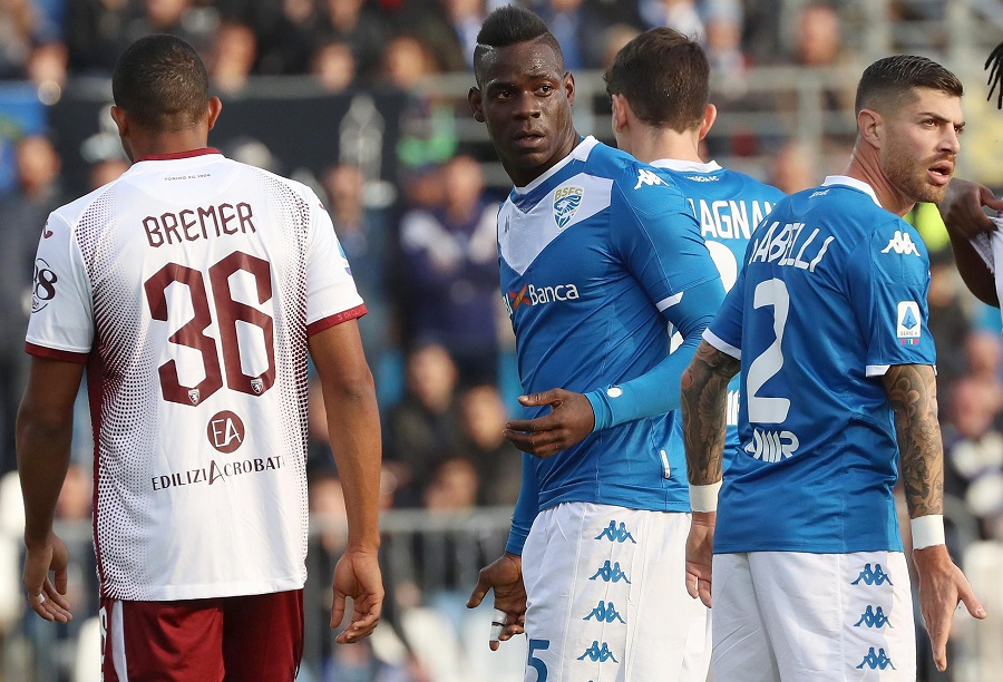 PREVAZIŠAO SEBE PO LUDOSTIMA Baloteli bacio petardu u svlačionicu gde su mu bili saigrači (VIDEO)