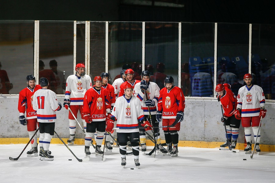 SKANDAL Jeziva poruka upućena Srbima tokom utakmice „orlova“ (FOTO)