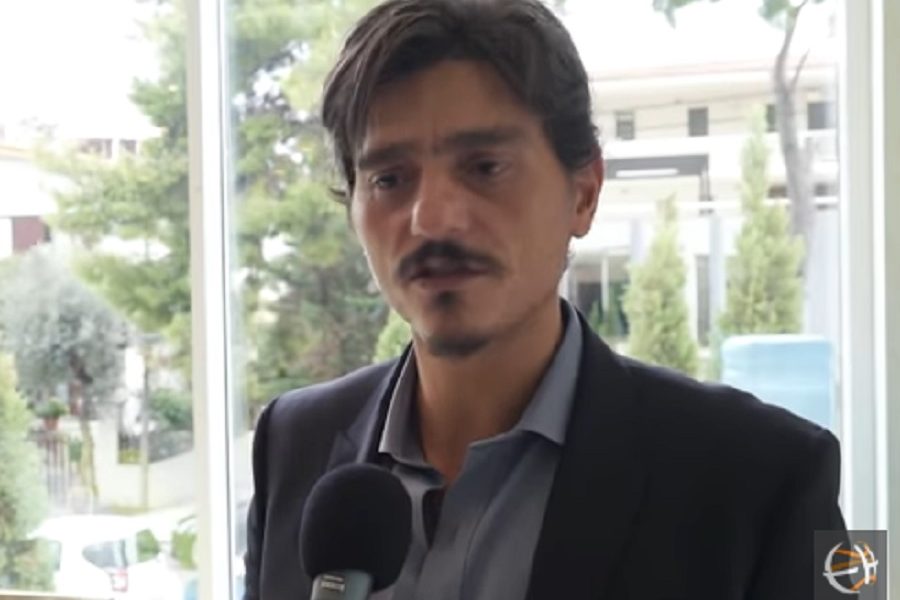 DA SE ZNA KO JE GAZDA Zabranjeno pušenje u hali? Ne i za kontroverznog vlasnika Panatinaikosa! (VIDEO)