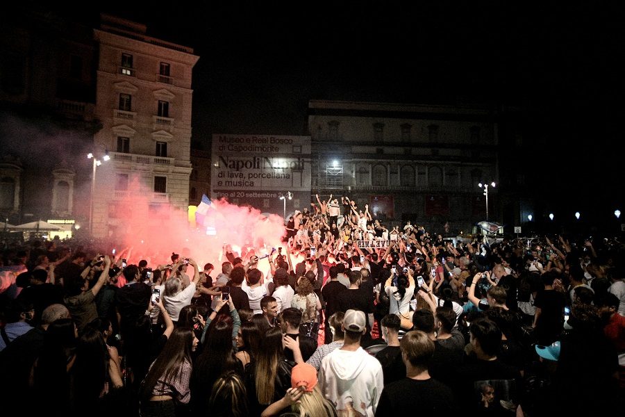 SVET ULTRASA Napolitanci napali Nemce, koji su u Napulju iako im je zabranjen dolazak na meč  (VIDEO)