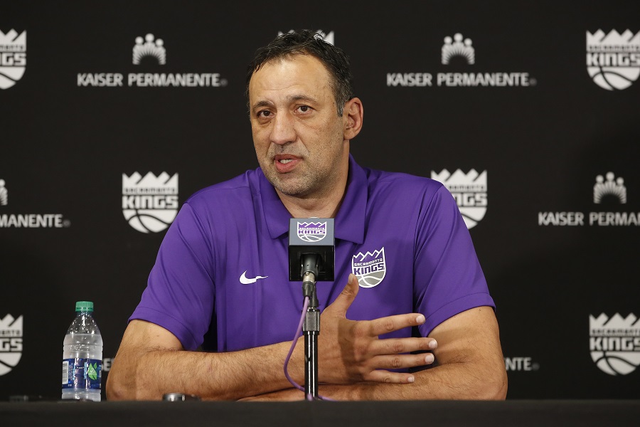 Divac posetio košarkaše na treningu i ispričao im anegdotu sa Pešićem (FOTO)