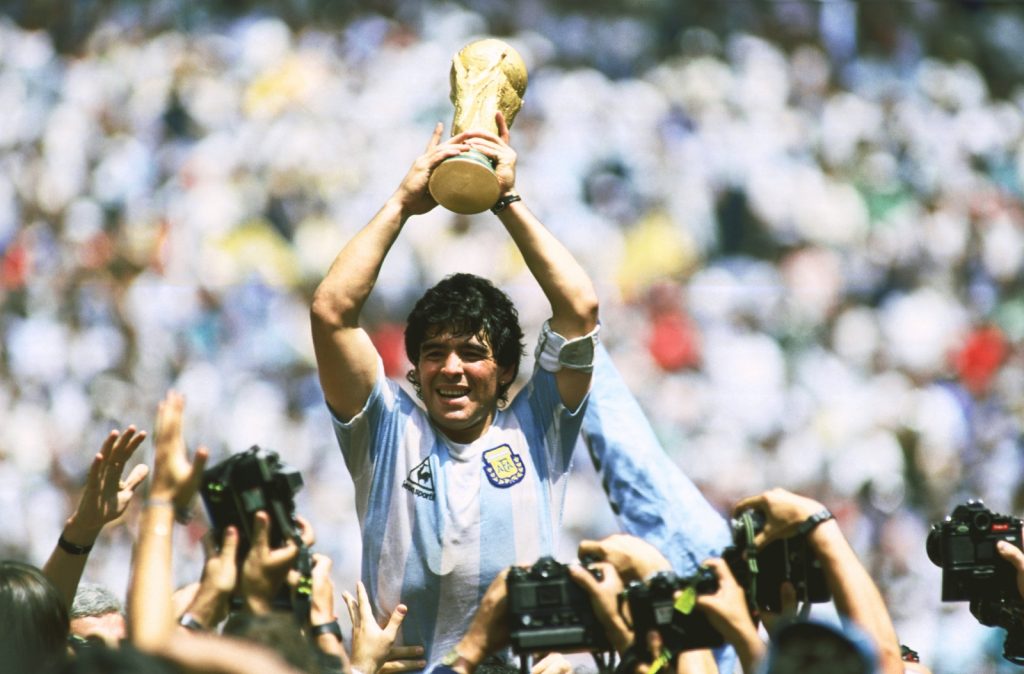 Englez posle 35 godina odlučio da proda dres u kojem je Maradona postigao gol „božjom rukom“! Zaradiće milione