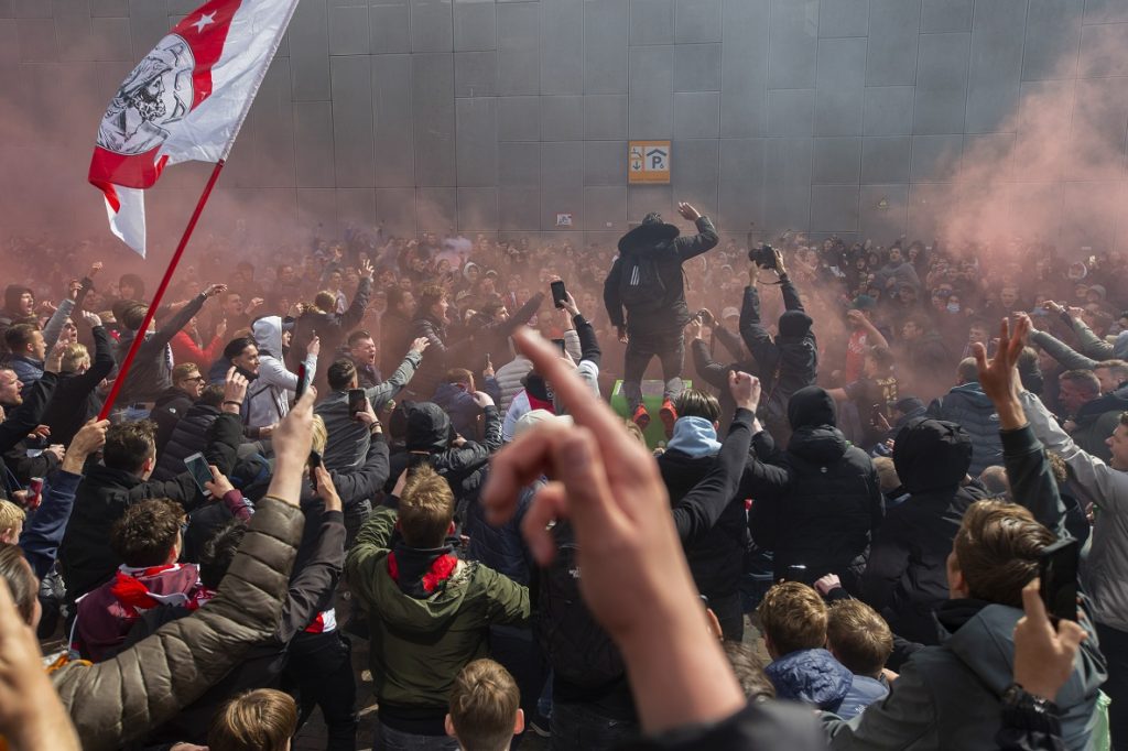 LEGENDA AJAKSA UDARILA PO KLUBU: Ne pravi se čokolada od g**ana!