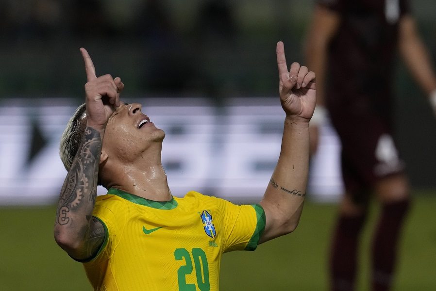 BRAZILAC U SUZAMA Antoni se oglasio povodom optužbi o nasilju nad devojkom