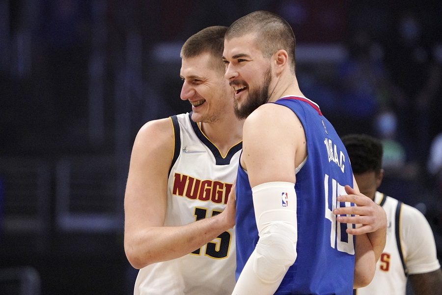 NBA Jokić promašio trojku za pobedu, Denver protiv Klipersa ispustio „plus 25“ (VIDEO)