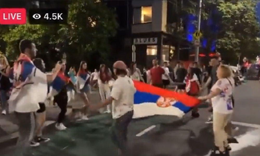 NEBESKI NAROD! Svetom kruži Užičko kolo ispred Novakovog hotela (VIDEO)