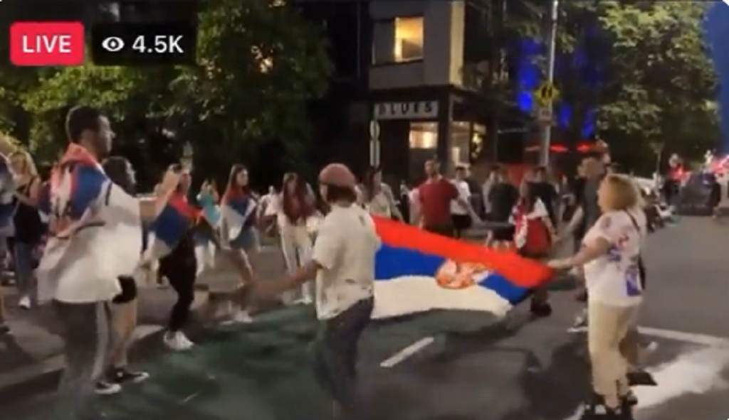 NEBESKI NAROD! Svetom kruži Užičko kolo ispred Novakovog hotela (VIDEO)