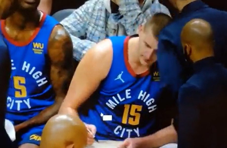 HIT On može sve… Jokić postao i trener Denvera! Na tajm autu uzeo tablu i… (VIDEO)