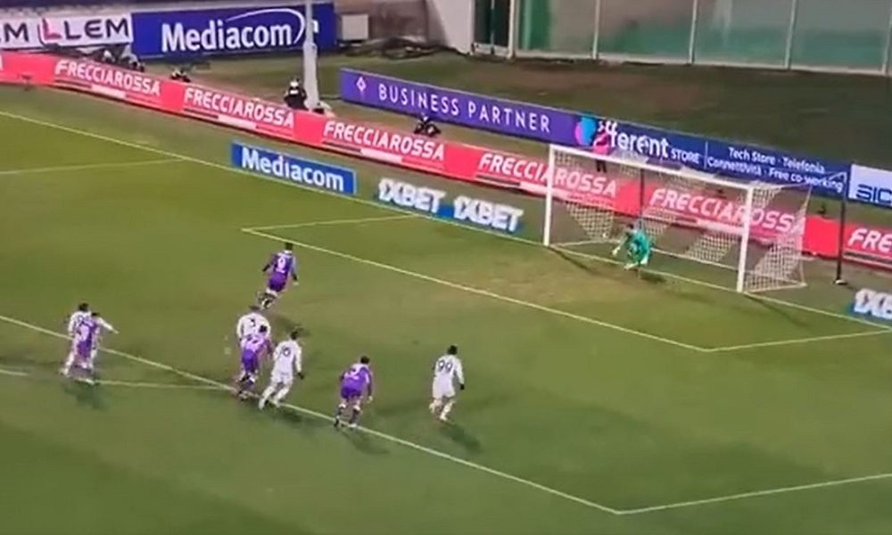 NE RADI SE TO TAKO Vlahović pokušao šmekerski da pogodi iz penala, ali ga je golman nadmudrio (VIDEO)