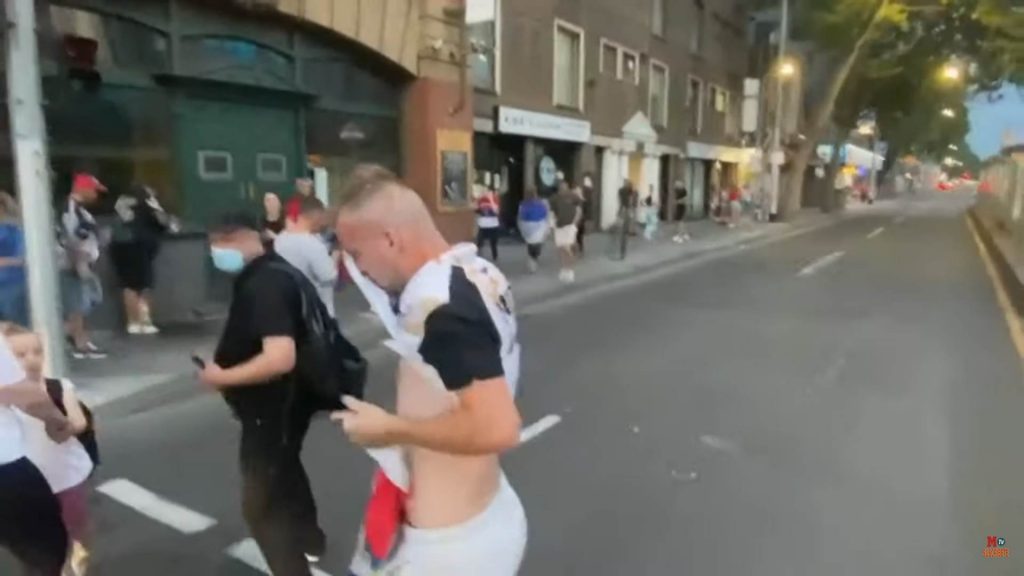 NA IVICI HAOSA Srbi skandiraju: Oslobodite Noleta! Policija gađa demonstrante, jedan navijač pobegao krvave glave (VIDEO)