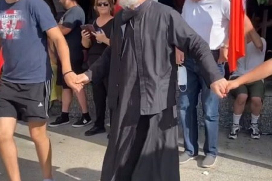 LUDILOOO Gori Melburn! Srbi izašli na ulice da proslave Novakovu pobedu… I sveštenik u kolu!