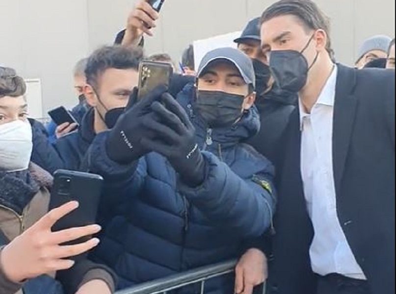 VEĆ JE ZVEZDA U TORINU Vlahović došao na lekarske preglede, ispred stadiona ga dočekali navijači (VIDEO)