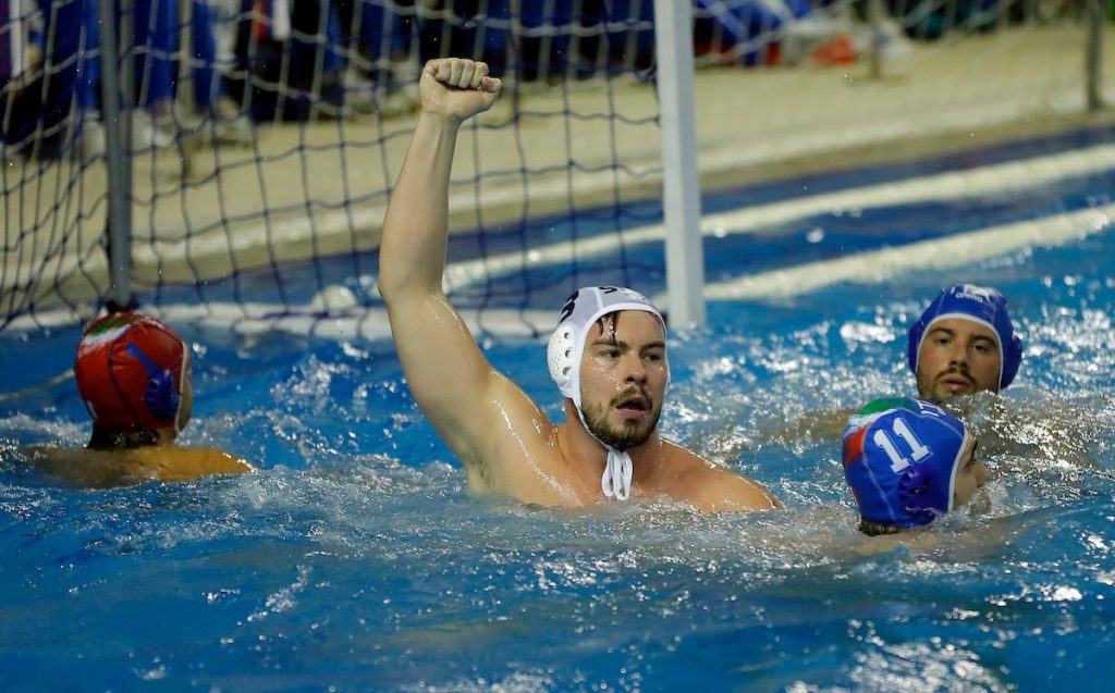 Srbija pred punim tribinama u Šapcu potopila „azure“