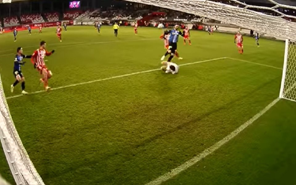 MOŽE I OVAKO U RUMUNIJI Svi su videli šta se desilo, osim sudije (VIDEO)