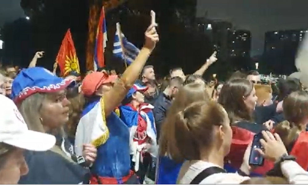 „ŽURKA“ U MELBURNU Orkestar svira ispred Noletovog hotela, kiti se muzika, stigli Grci, Poljaci i Makedonci (VIDEO)