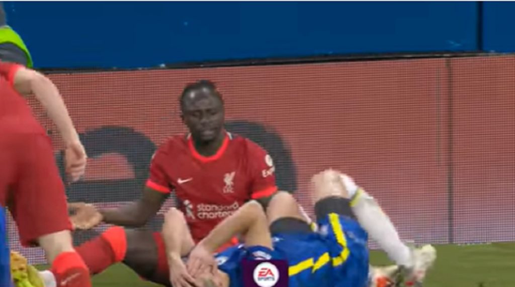 Da li je sudija častio Liverpul? Iz Čelsija grme: Ovo je morao da bude crveni karton! (VIDEO)