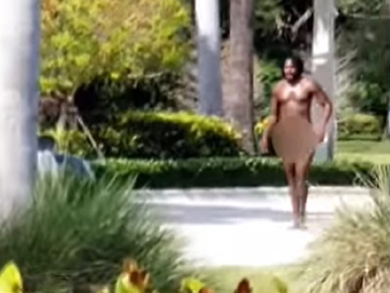 ŠTA JE S MOZGOM? Igrač američkog fudbala kao od majke rođen ušetao u školu! (VIDEO)