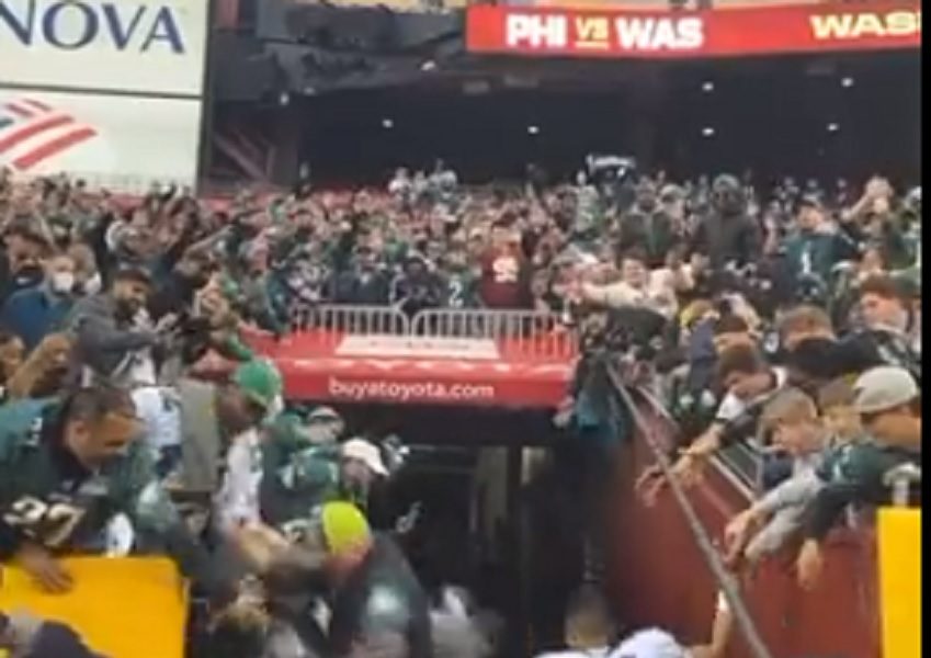VIŠE SREĆE NEGO PAMETI Popadali sa tribine pa se slikali sa idolom (VIDEO)
