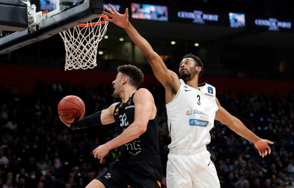 Partizan gazi Italijane, poluvreme na plus 22!