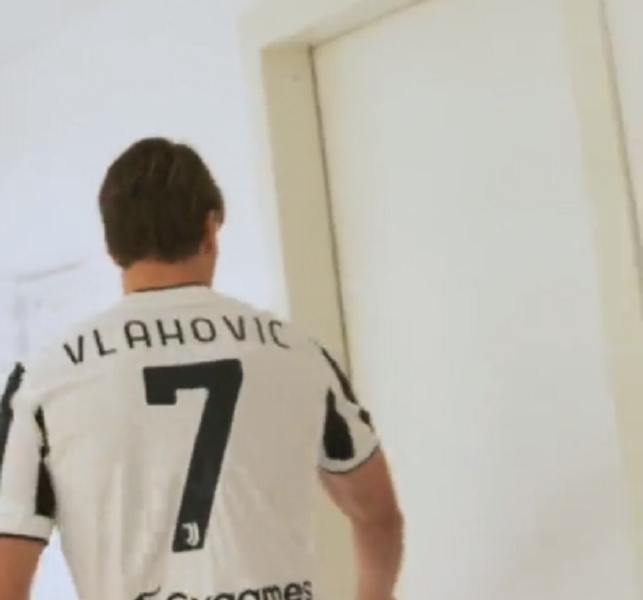 NISU SE BAŠ PRETRGLI Vlahovića sačekao poklon u svlačionici, ali kakav? (VIDEO)