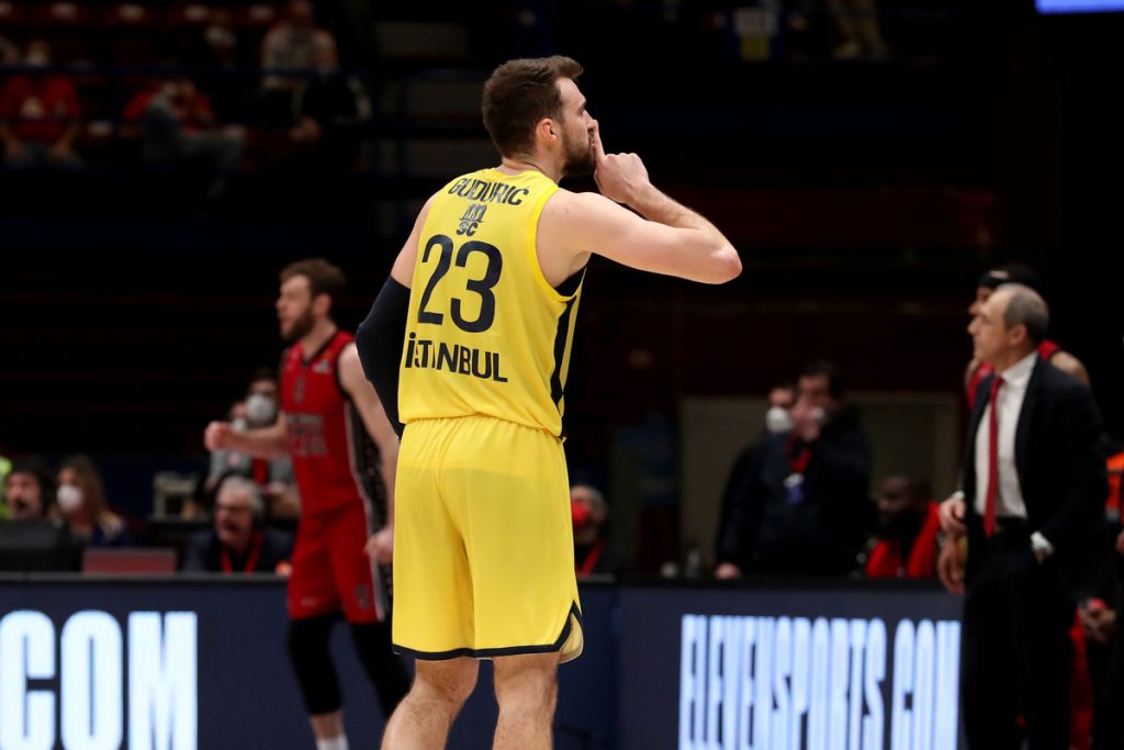 EVROLIGA Gudurić „manekenima“ pocepao odelo, na kraju se sukobio sa Hajnsom (FOTO+VIDEO)