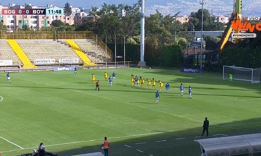 ORIGINALNO Ovakvu odbranu posle slobodnog udarca niste videli, ali ona daje rezultat (FOTO)