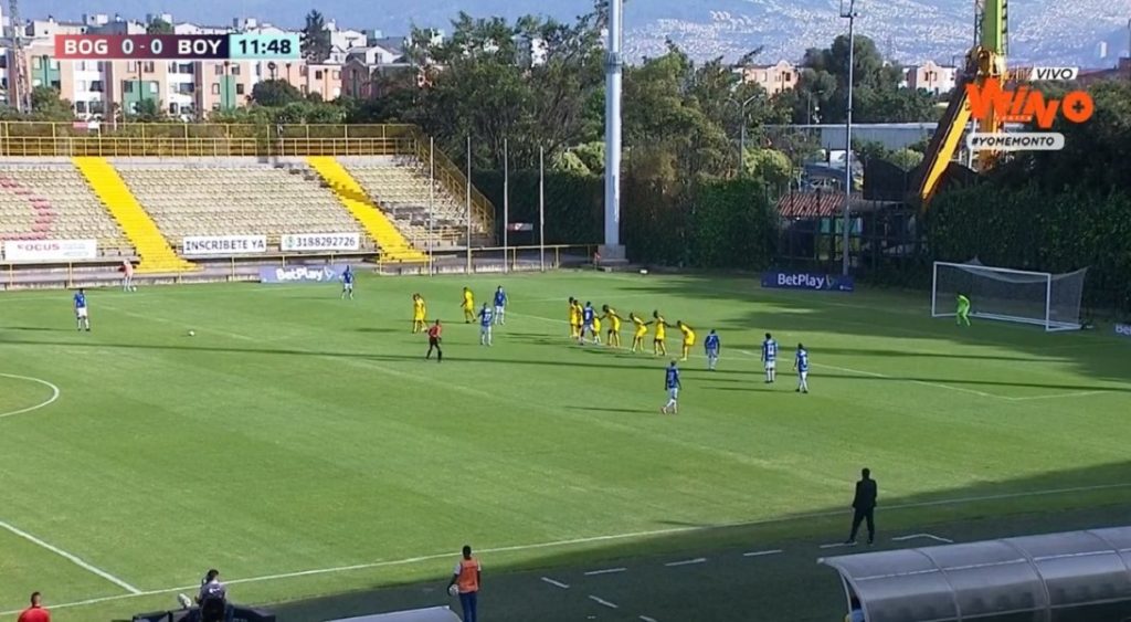 ORIGINALNO Ovakvu odbranu posle slobodnog udarca niste videli, ali ona daje rezultat (FOTO)