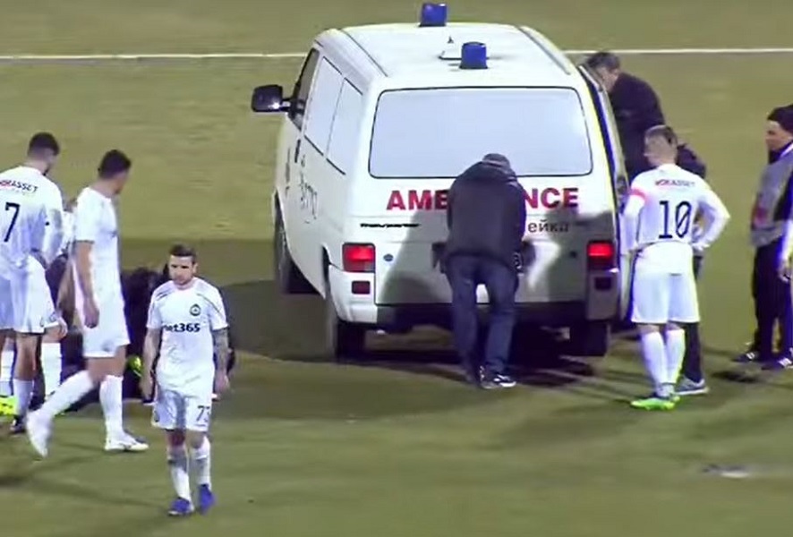 HAOS U GRADSKOM SOFIJSKOM DERBIJU Golman se povredio, došla ambulantna kola, ali vrata neće da se otvore (VIDEO)