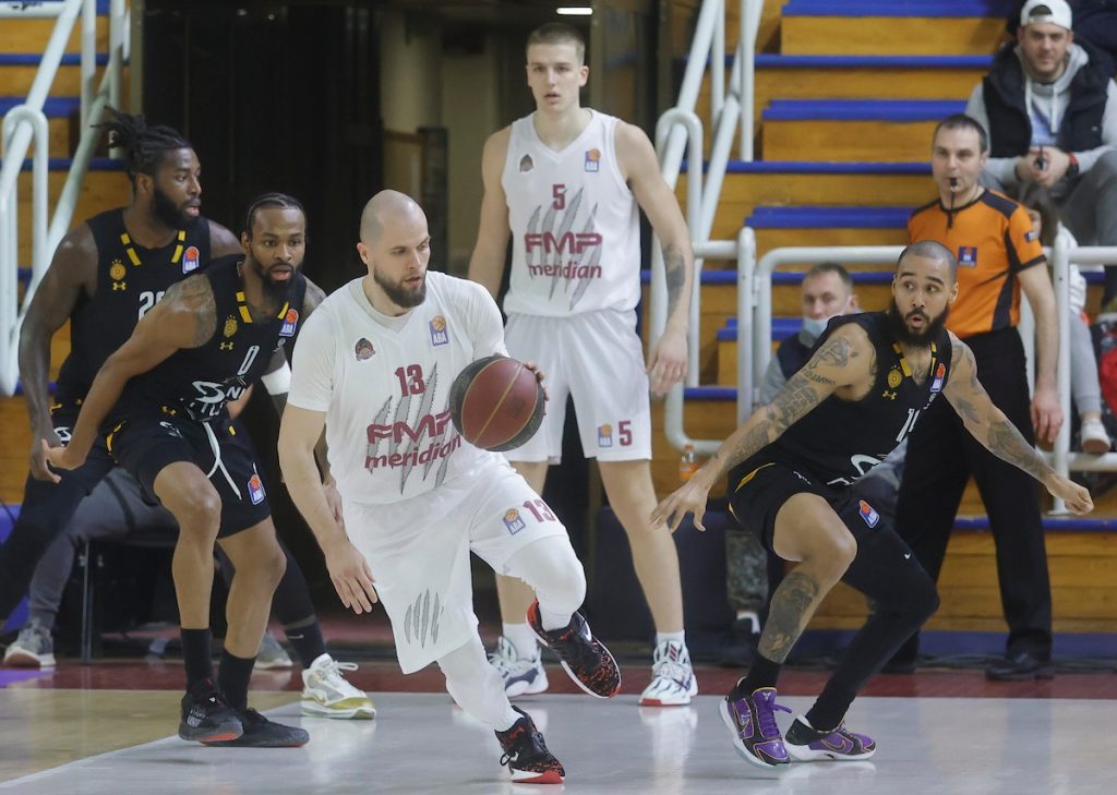 POLUVREME U ŽELEZNIKU Partizan u problemu, FMP na plus šest