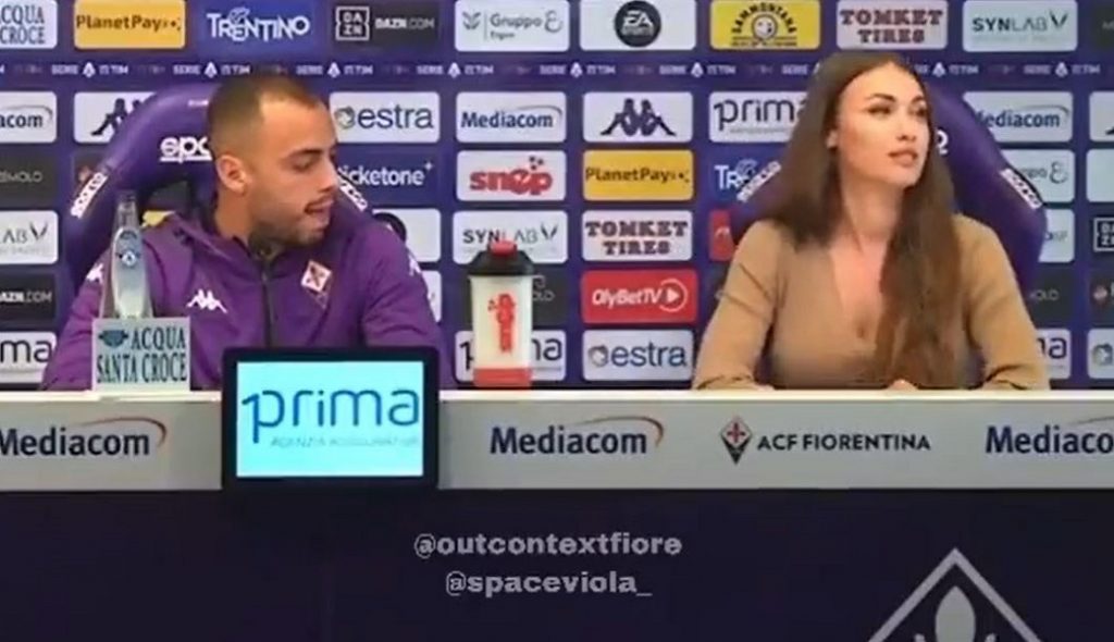ZANESEN TOM LEPOTOM Najnoviji napadač Fjorentine gleda u portparolku i ne haje za pitanja novinara (FOTO)