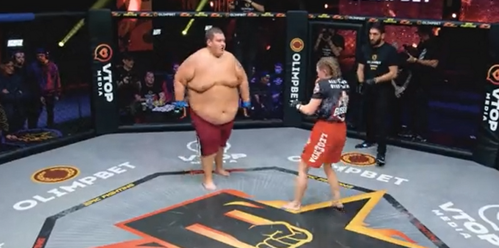 POLOŽIO POPRAVNI U oktagonu se našli muškarac od 240 kg i žena od 60! (VIDEO)
