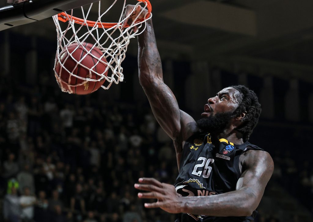 Partizan u punom sastavu napada FMP!
