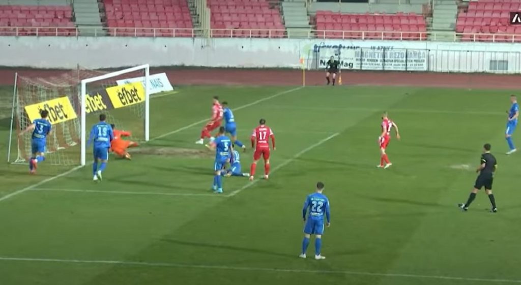 PUBLIKA ZANEMELA Fudbaler Radničkog sa dva metra poslao loptu preko gola (VIDEO)