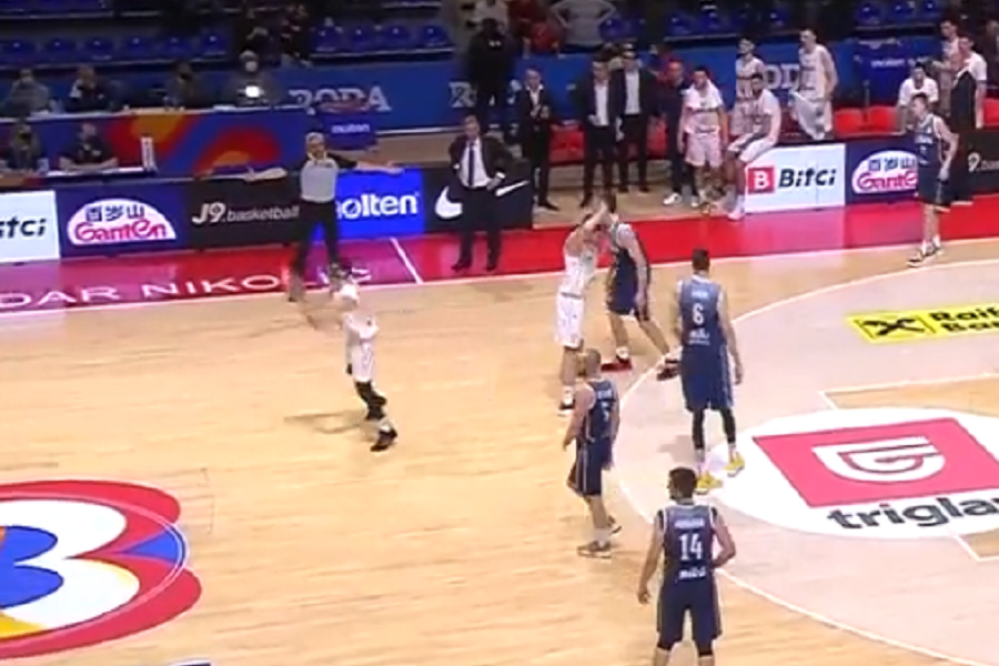 BRAĆO, MOŽE LI TAJ ŠUT MALO RANIJE!? FIBA se šali na račun Srbije zbog dva nepriznata koša sa više od pola terena (VIDEO)