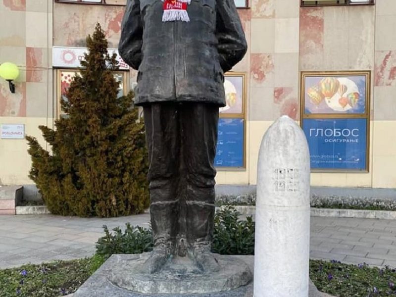 NIJE POBEDNIK JEDINI Zvezdini šalovi na spomenicima vojvode Stepe, Dositeja, Njegoša… (FOTO)