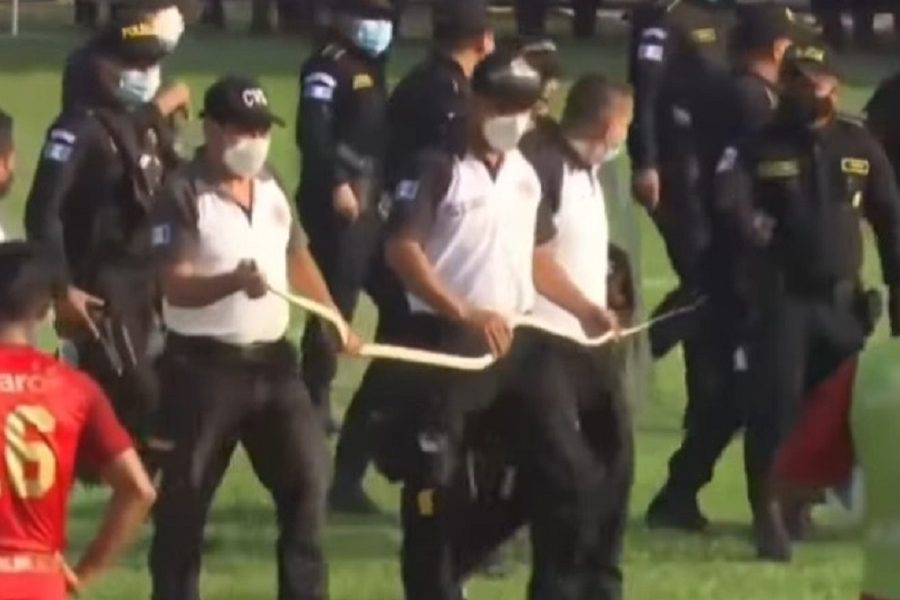 Zmija od dva metra prekinula utakmicu… Fudbaleri bežali, policajac je ubio štitom! (VIDEO)