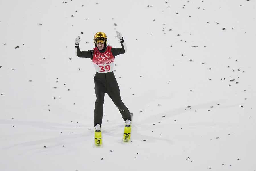 ZLATO I BRONZA ZA SLOVENIJU Bogataj šampionka u skijaškim skokovima
