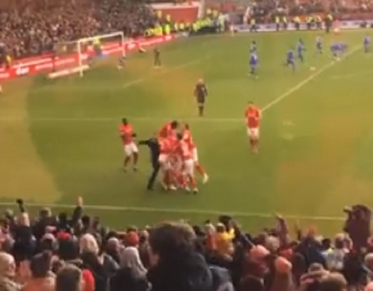 HULIGANIZAM NA DELU Navijač utrčao na teren i pesnicom udario fudbalera rivalskog tima! (VIDEO)