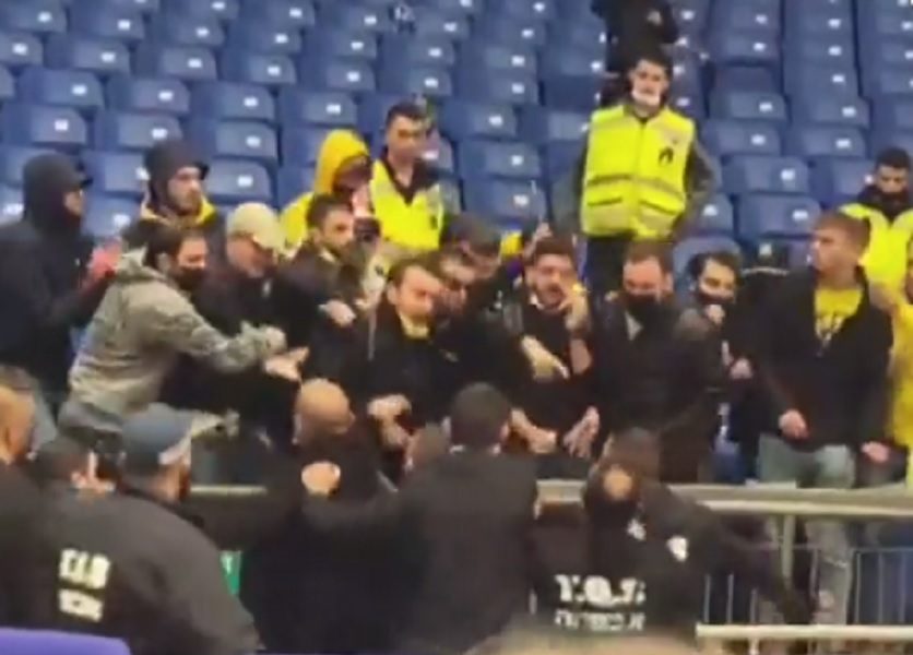 Navijači Makabija hteli da biju igrače, trenera sa terena ispratila policija! (VIDEO)