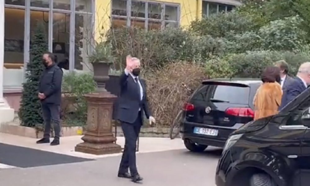 BRUKA U PARIZU Seli da ručaju, pa se posvađali već kod predjela! (VIDEO)
