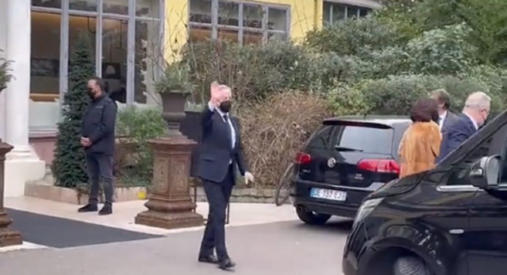 BRUKA U PARIZU Seli da ručaju, pa se posvađali već kod predjela! (VIDEO)