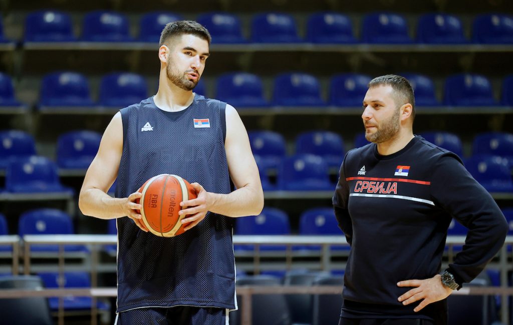 RISTIĆ U STEF KARI REŽIMU Centar reprezentacije Srbije namestio ruku pred Slovačku! (VIDEO)