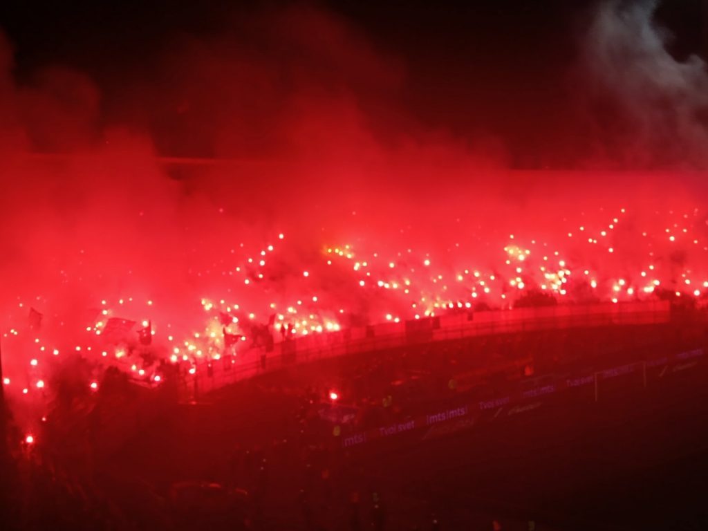 POČELO DRUGO POLUVREME Bakljada „delija“ za nastavak fešte, „grobari“ im se revanširali (VIDEO)