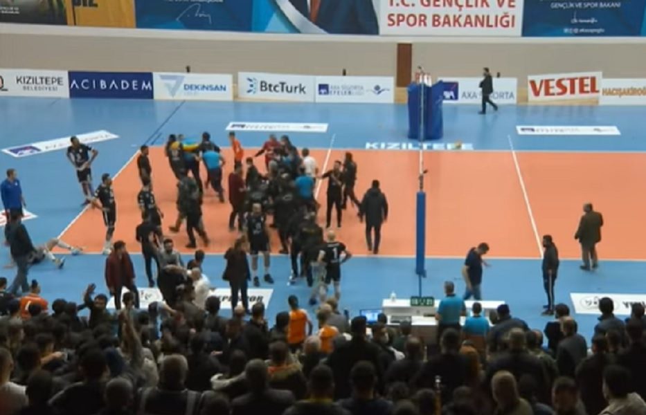 HAOS I U OVOM SPORTU Policija sačuvala sudije od linča! (VIDEO)