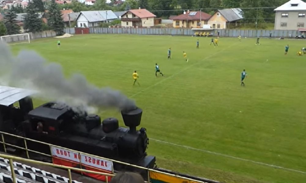 NESTVARNA SCENA Pomoćnik bi da maše ofsajd, ali iza njega je voz! (VIDEO)